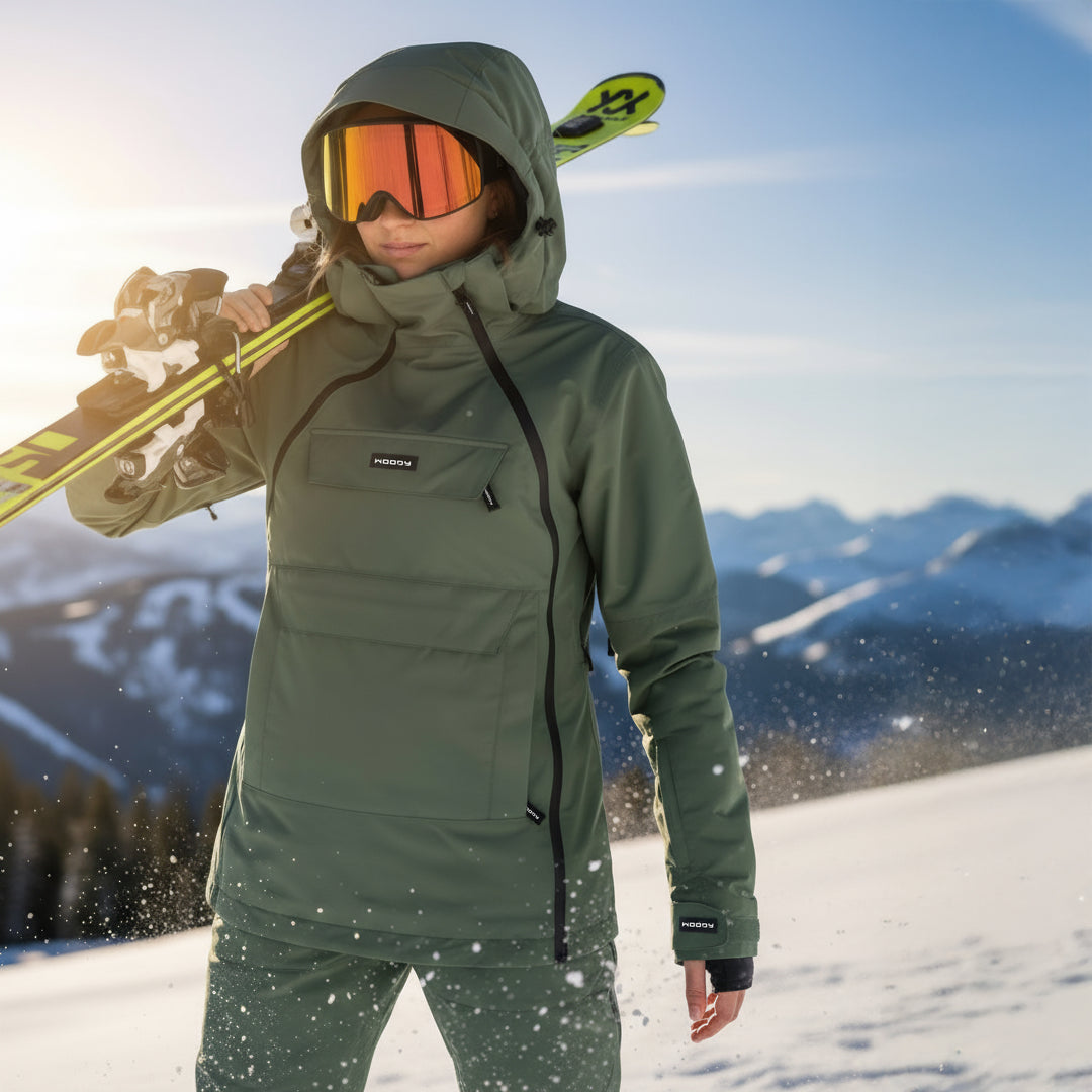 Skianorak til kvinder, Mørk oliven, miljøbillede. #color_dark-olive