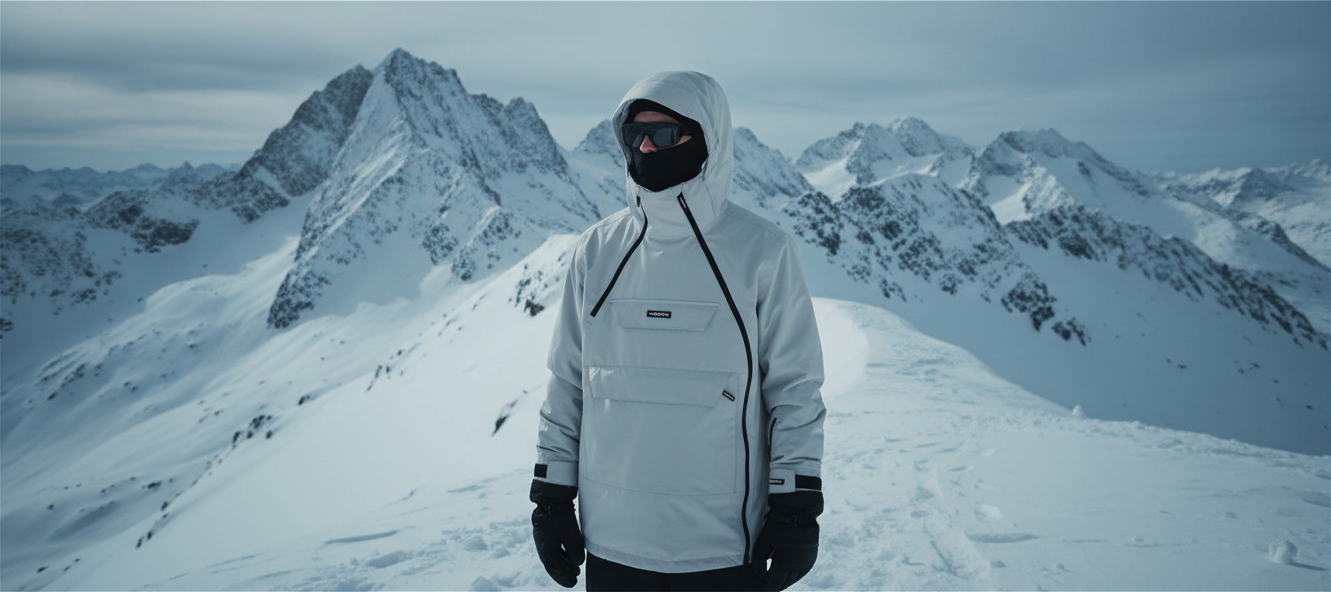 Skiløber i Woody skijakke i bjerglandskab (hero)